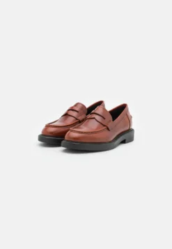 Vagabond Alex- Mocasines - Cognac -Toni Pons Ventas 1f048c9ec3af476cb84da459f82f23fa scaled