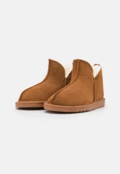 Pier One Leather- Pantuflas - Cognac -Toni Pons Ventas 802d610566b548acbd8cf766bdba55b8 scaled