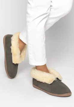 Minnetonka Sheepskin Ankle Boot - Pantuflas - Grey