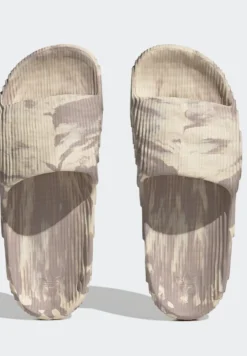 Adidas Originals Adilette 22 Unisex - Chanclas De Baño - Sand Strata/Taupe/Core Black -Toni Pons Ventas bf8f87d36ea240e7bd70e4b16e0026b8 scaled