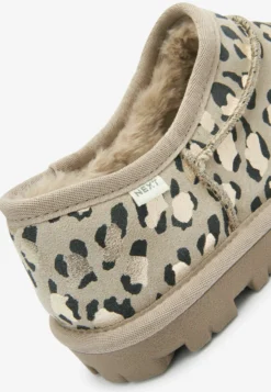 Next Shoot - Pantuflas - Tan Brown Animal Print -Toni Pons Ventas c7aa23e44a8948da83b68635fc3af261 scaled